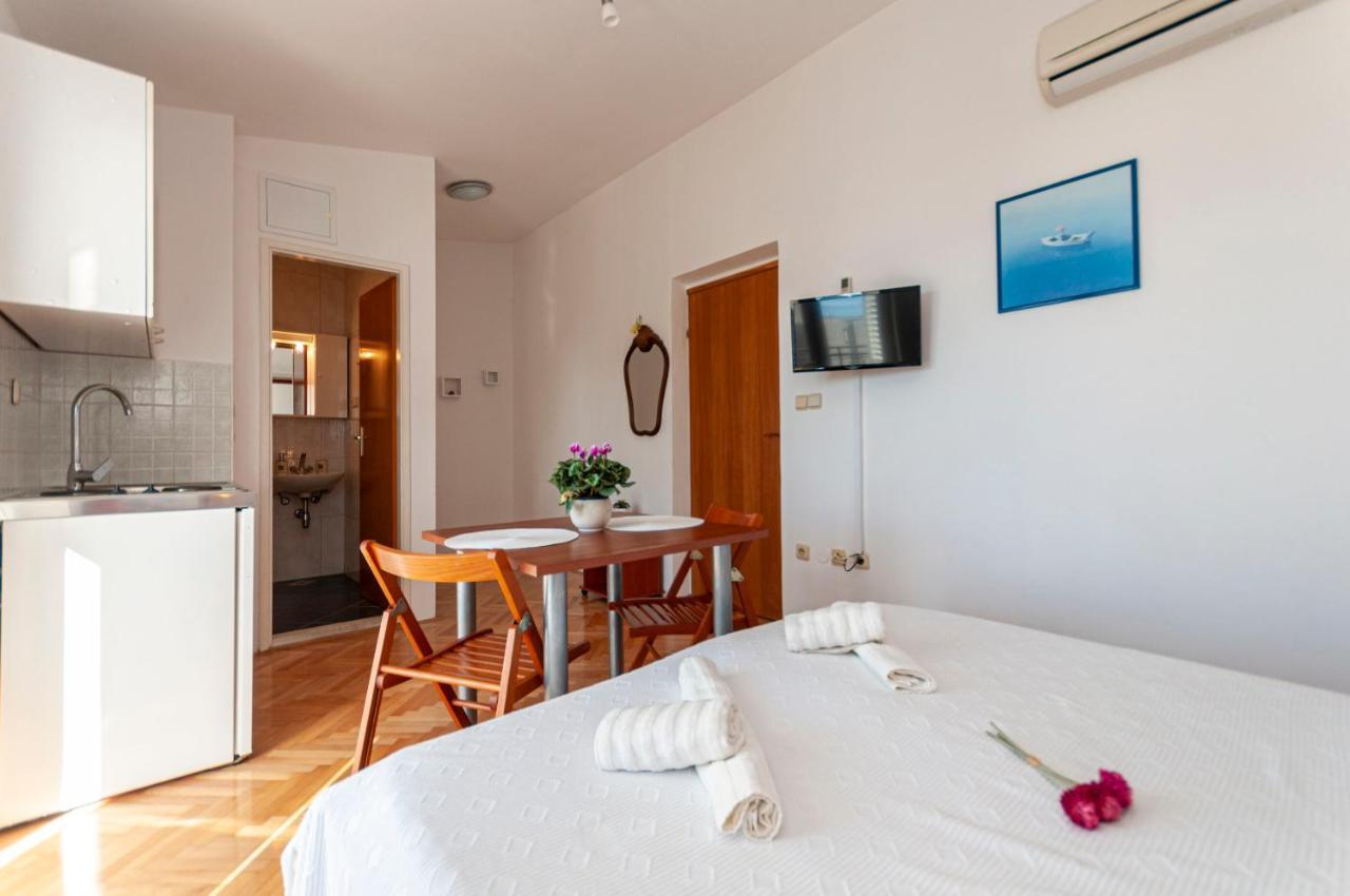 Apartments And Rooms Nikola Omis Exterior photo