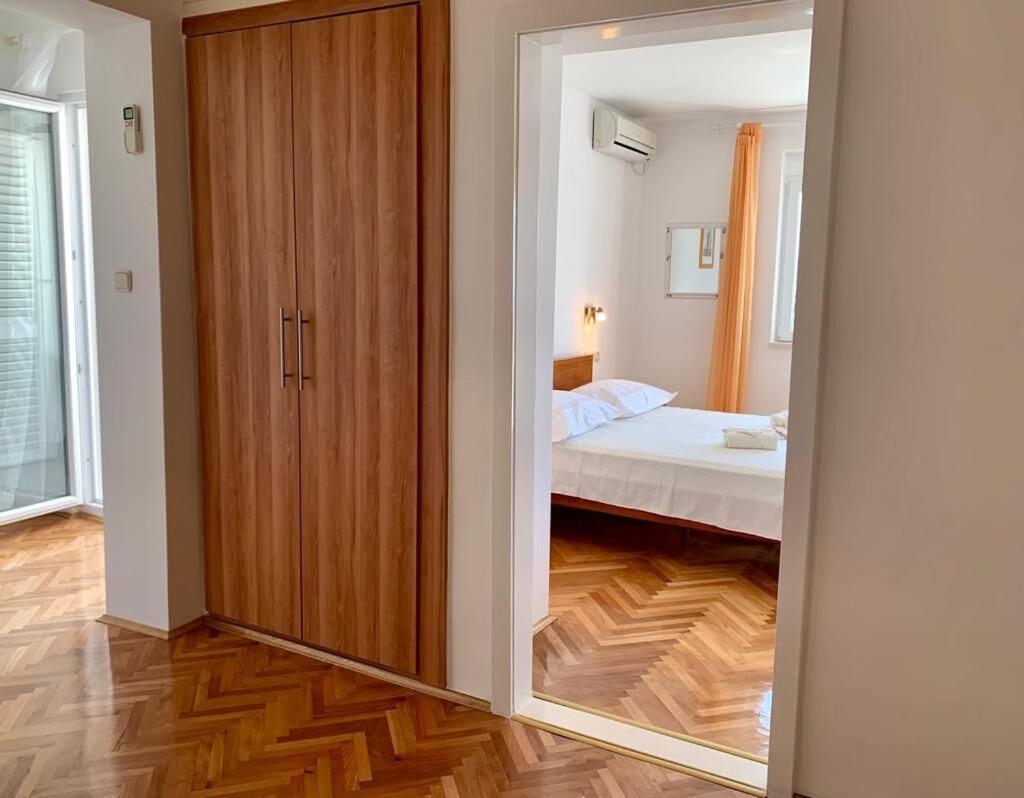 Apartments And Rooms Nikola Omis Exterior photo
